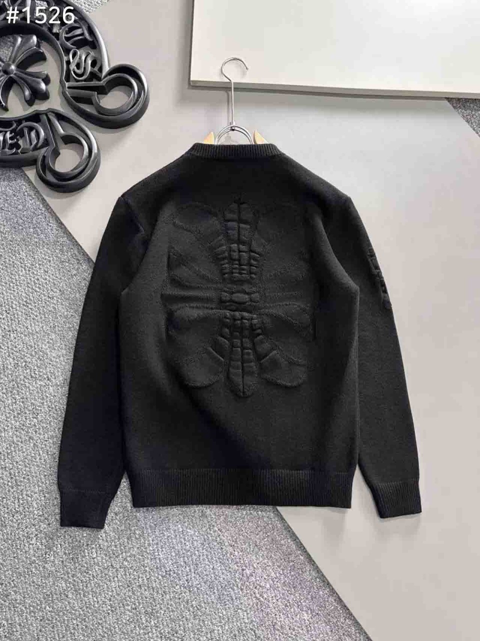 크**** 엠브로이더드 크로스 엠보 스웨터